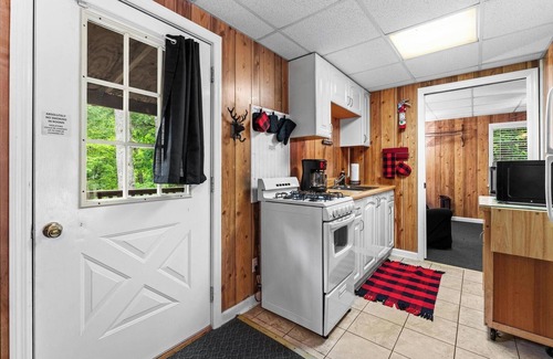 Wiley Apartment | #7 Waterfront Balcony/One Bedroom Kitchenette- No Pets-39 Mi Helen GA-