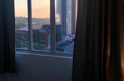 Bigorrilho Apartment | 707- Apartamento Encantador, amplo e decorado, quarto, sala, cozinha, mobiliario moderno, cozinha completa com utensílios , Excelente vista da cidade e localização privelegiada no bairro Bigorrilho