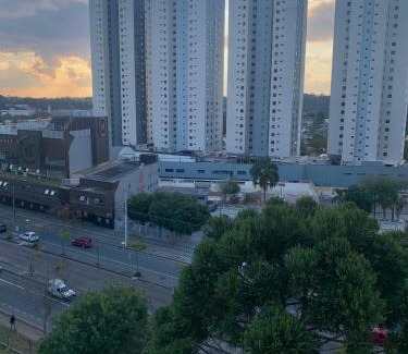 Bigorrilho Apartment | 707- Apartamento Encantador, amplo e decorado, quarto, sala, cozinha, mobiliario moderno, cozinha completa com utensílios , Excelente vista da cidade e localização privelegiada no bairro Bigorrilho