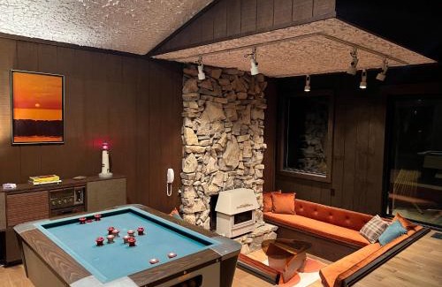 Michaywe House | 70s Retro Escape Hot Tub, Sauna & Arcade Games