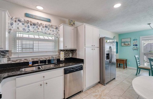 Holiday Beach House | 7131 Sunset Ave - Cottage by The Sea with pool