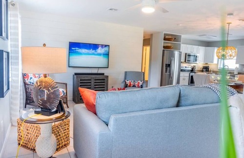 North Naples House | 718 Coral Cottage | Walk to Beach-Shopping-Dining