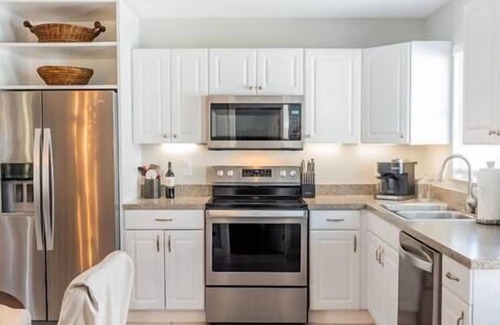 North Naples House | 718 Coral Cottage | Walk to Beach-Shopping-Dining
