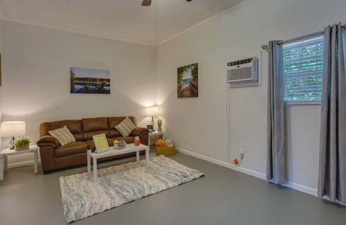 Wills Point Cottage | 74 m² Cabin ∙ 2 bedrooms ∙ 6 guests