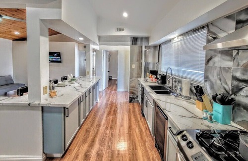 Beverly Green House | #74Hub w/Kitchen: Mins to LV Strip/Dwtn/Con Centern