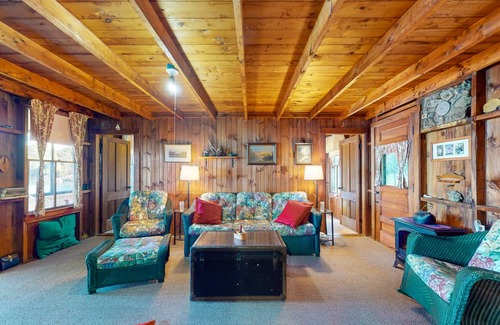 West Alton Cottage | 78 m² Cabin ∙ 2 bedrooms ∙ 6 guests