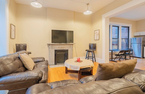 Lake View East House | 7BR Apartment City Escape Near Cubs + Laundry Ready