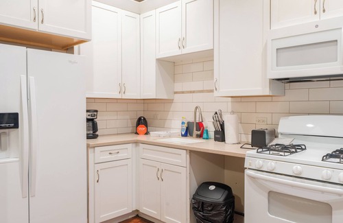 Lake View East House | 7BR Apartment City Escape Near Cubs + Laundry Ready