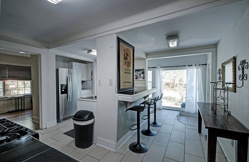 Jackson House | 7BR City Retreat Smart TVs, BBQ & Near Belhaven