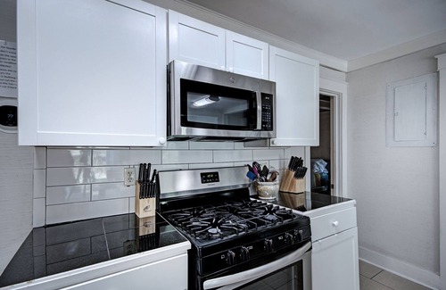 Jackson House | 7BR City Retreat Smart TVs, BBQ & Near Belhaven