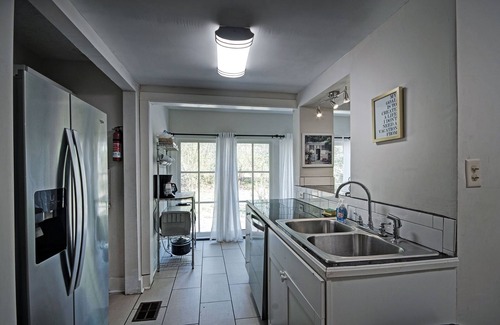 Jackson House | 7BR City Retreat Smart TVs, BBQ & Near Belhaven