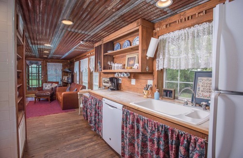 Wellborn Cabin | 7F Lodge - Hill Country Lodge - Country Living w/Jacuzzi Tub and Fire Pit and Breakfast