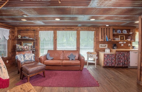 Wellborn Cabin | 7F Lodge - Hill Country Lodge - Country Living w/Jacuzzi Tub and Fire Pit and Breakfast