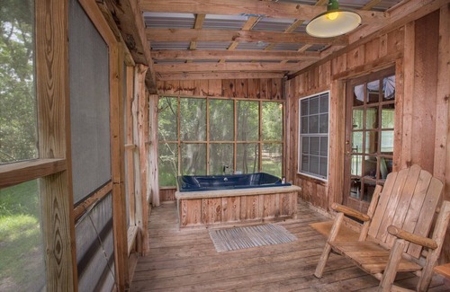 Wellborn Cabin | 7F Lodge - Hill Country Lodge - Country Living w/Jacuzzi Tub and Fire Pit and Breakfast
