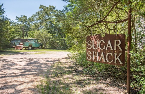 Wellborn Cabin | 7F Lodge - Sugar Shack It's a Juke Joint, Baby w/Jacuzzi Tub and Breakfast