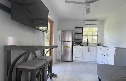 Seven Mile Beach Apartment | 7mile-Hidden Hideaway-King Bed-Kitchen-Pool