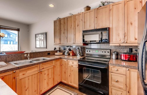 The Highlands House | 7th Nt FREE! Cosy Home w/Fireplace. Pvt Deck/Hot Tub/BBQ. Garage. Free Shuttle