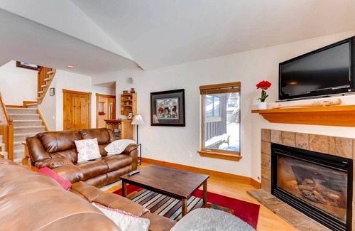 The Highlands House | 7th Nt FREE! | Private Deck/Hot Tub/BBQ | Garage | Fireplace | Jetted Tub | Quiet, 2Min to Breck