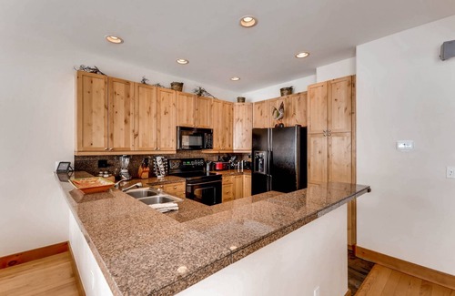 The Highlands House | 7th Nt FREE! | Private Deck/Hot Tub/BBQ | Garage | Fireplace | Jetted Tub | Quiet, 2Min to Breck
