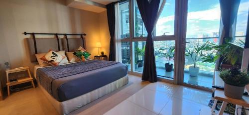 Bonifacio Global City Apartment | 7U Shopping Haven Steps Away from Uptown Mall and Mitsukoshi Mall PAID Parking with Washer