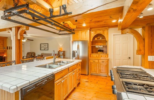 Lookout Mountain House | 8 Bdrm🏆31ppl Hotub,Pool,Pond, 9miles Chatt