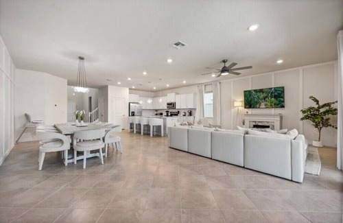 Four Corners House | 8 Bedrooms/6 Bathrooms/Windsor Cay (15960SC)