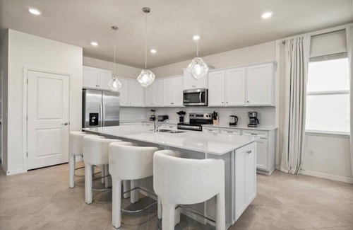 Four Corners House | 8 Bedrooms/6 Bathrooms/Windsor Cay (15960SC)