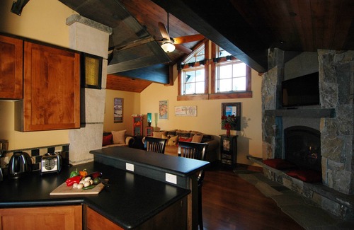 Truckee House | 8 Bedrooms, Sleeps 18, 12 bath, Movie theater, Spa, Hot tub, ELEVATOR