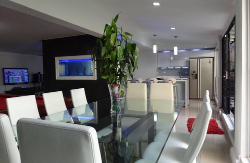 Patio Bonito House | 8 BR Luxury 6000 S.F. Mansion , 2 Bars Hot Tub, Bbq and Ac