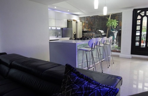 Patio Bonito House | 8 BR Luxury 6000 S.F. Mansion , 2 Bars Hot Tub, Bbq and Ac