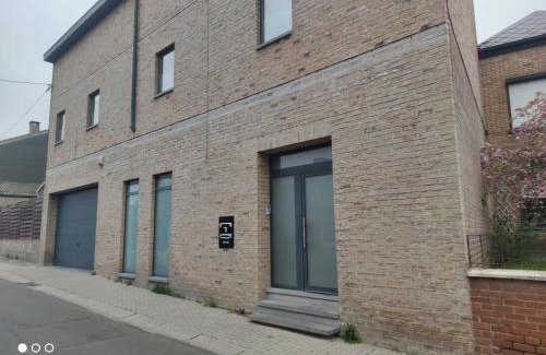 Montignies-sur-Sambre Villa | 8 chambres privées dans une villa de luxe partagée de 350m2