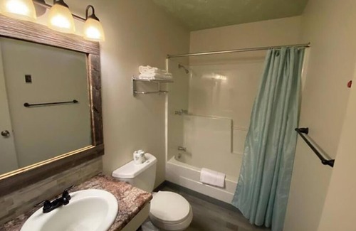 Clarington Apartment | 8-Gold Room