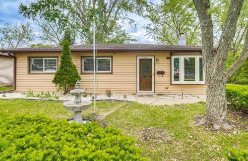Streamwood House | 8 Mi to Nature Center Streamwood Gem with Yard!