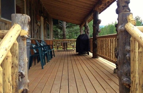 Lazy Acres Cabin | 8 miles to Yellowstone! Fireplace, Gas Grill, 40 ft Deck, Beautiful location!