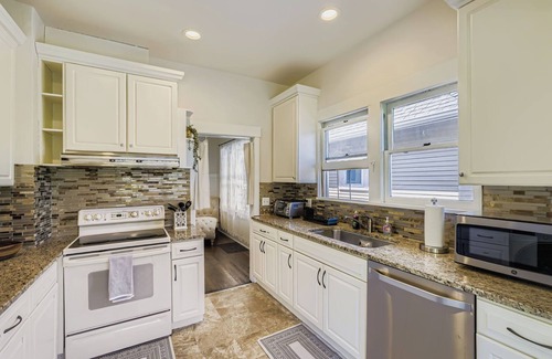University District House | <8 min to UW, Comfort & Quiet University Retreat