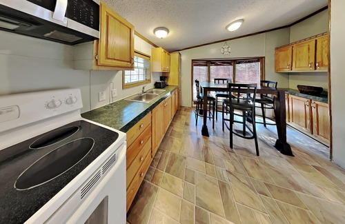 Put-in-Bay House | 8-person Corner House - 3 BR & 2 BA - Put-in-Bay Island Club Home - IC51