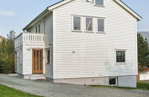 Hjelmeland House | 8 person holiday home in Skiftun