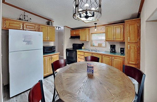 Put-in-Bay House | 8-Person Home at the Put-in-Bay Island Club - 3 BR, 2 BA, parking - IC99