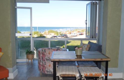 Pollok Beach Apartment | 80 Steps to the Sea