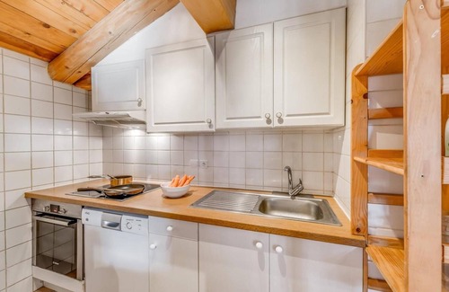 Les Almes Apartment | 80m from ski slopes, 2nd floor, fitness, balcony, fireplace or stove, tv, ski locker, 90m², Tignes