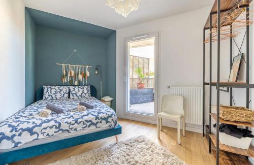 Bagnolet Apartment | 80sqm flat, terrasse and parking near Metro