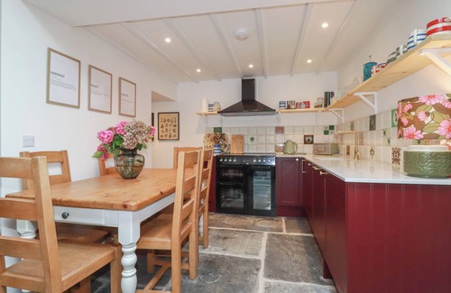 Port Isaac Cottage | 84 FORE STREET, family friendly, with open fire in Port Isaac