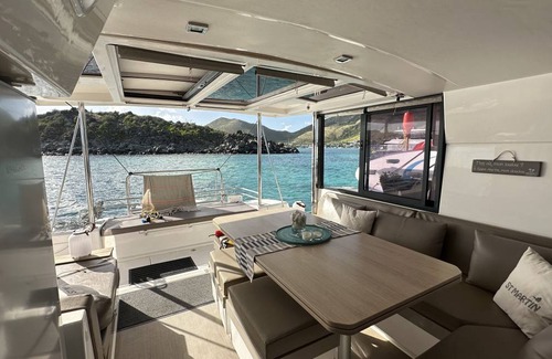 Grand Case Boat Rental | 85 m² Houseboat ∙ 1 bedroom ∙ 10 guests