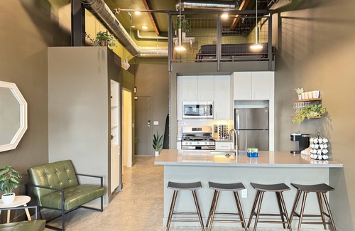 Santa Ana Apartment | 85"TV 98 wlkscr 6mi>Disney DTSA Food Court /GYM