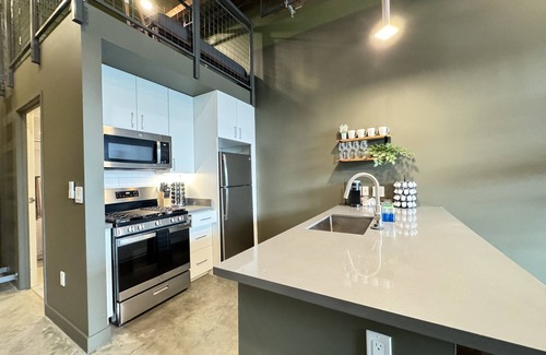 Santa Ana Apartment | 85"TV 98 wlkscr 6mi>Disney DTSA Food Court /GYM