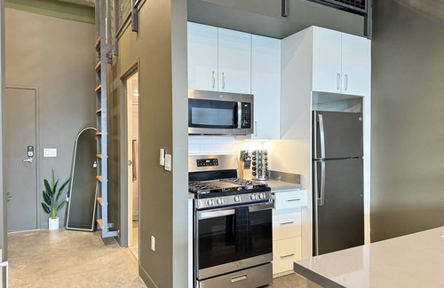 Santa Ana Apartment | 85"TV 98 wlkscr 6mi>Disney DTSA Food Court /GYM
