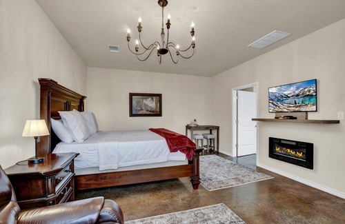 Fredericksburg Cottage | 8738 E Hwy 290 - ​ Cabernet Cottage