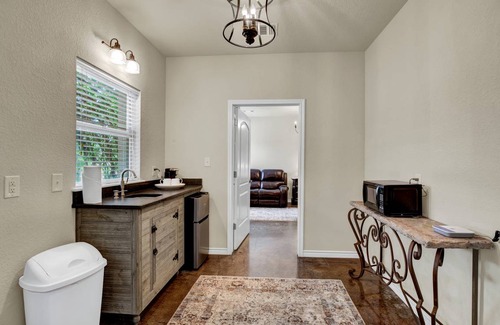 Fredericksburg Cottage | 8738 E Hwy 290 - ​ Cabernet Cottage
