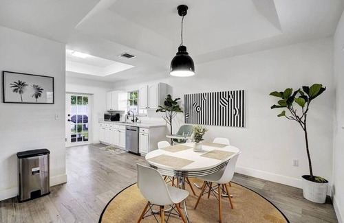Buena Vista House | 8BR/4BA Spacious House | Sleeps 20~Pool~Fenced Yd