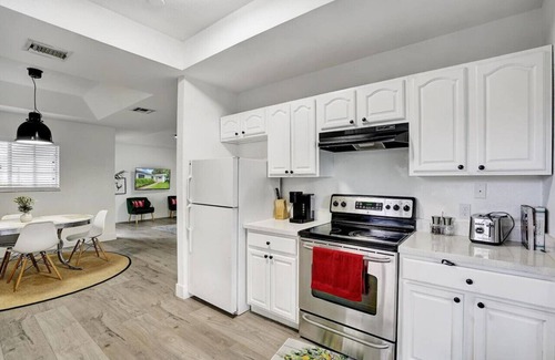 Buena Vista House | 8BR/4BA Spacious House | Sleeps 20~Pool~Fenced Yd